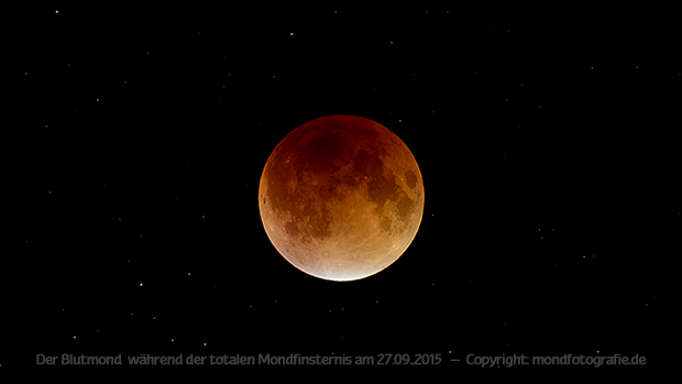 Der Blutmond mit Sternenhimmel während einer totalen Mondfinsternis